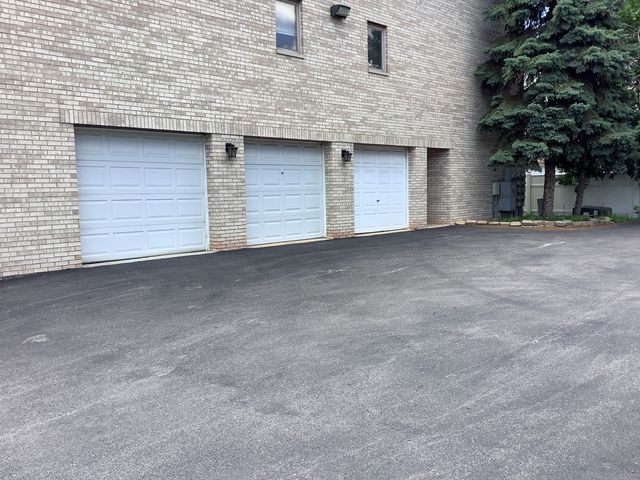 9211 S ROBERTS Road 3D, Hickory Hills, IL 60457
