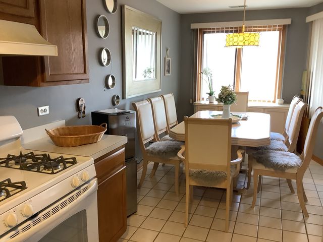 9211 S ROBERTS Road 3D, Hickory Hills, IL 60457