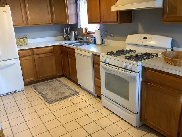 9211 S ROBERTS Road 3D, Hickory Hills, IL 60457