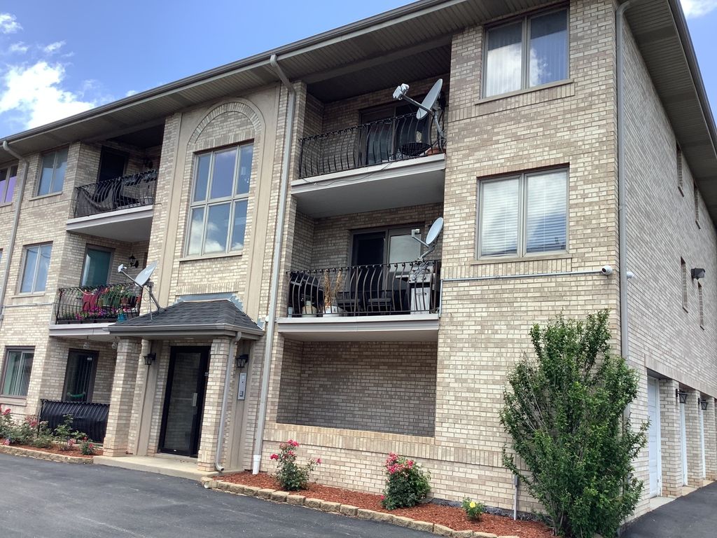 9211 S ROBERTS Road 3D, Hickory Hills, IL 60457