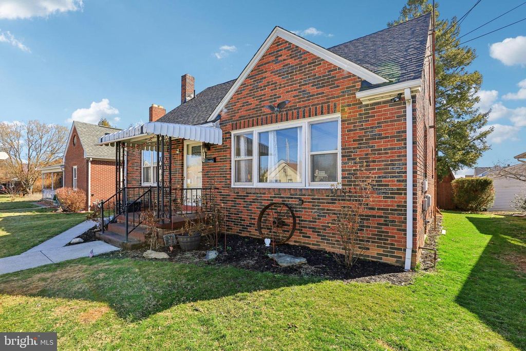 215 PENN ST, Hanover, PA 17331