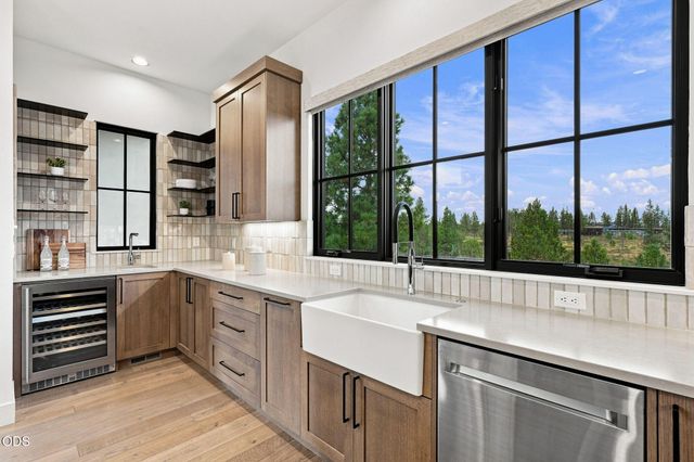 61901 Hosmer Lake Drive, Bend, OR 97702