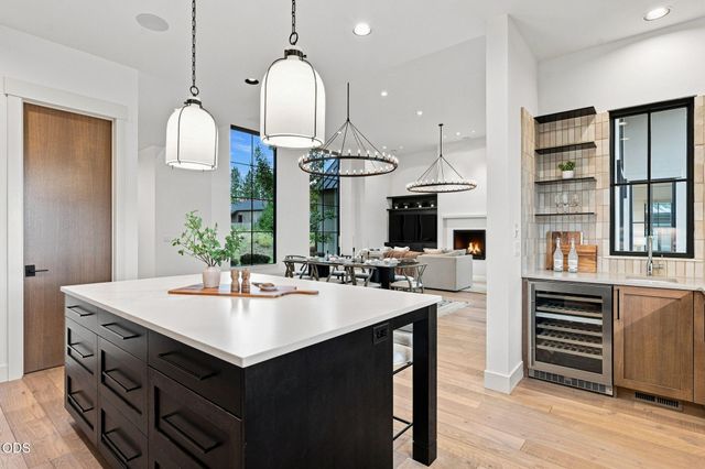 61901 Hosmer Lake Drive, Bend, OR 97702
