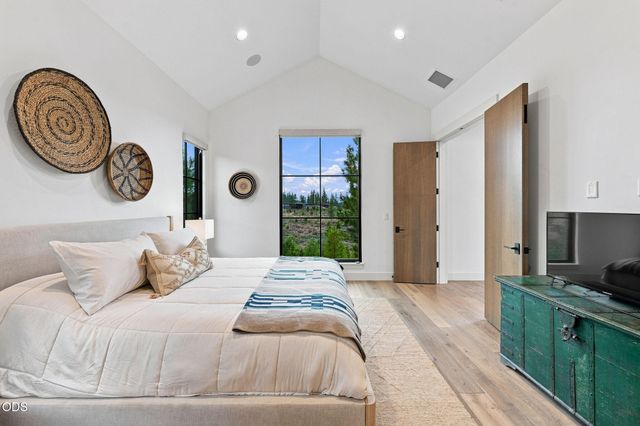 61901 Hosmer Lake Drive, Bend, OR 97702