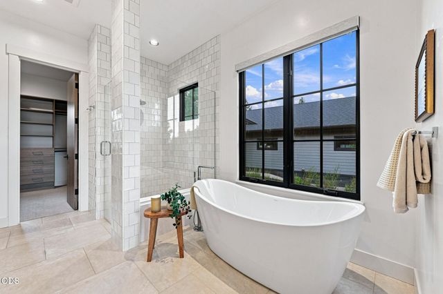 61901 Hosmer Lake Drive, Bend, OR 97702