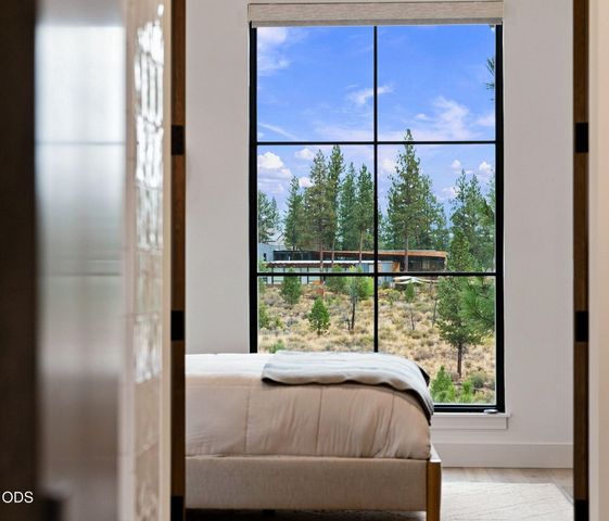 61901 Hosmer Lake Drive, Bend, OR 97702