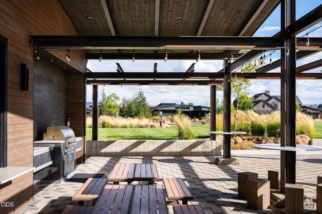61901 Hosmer Lake Drive, Bend, OR 97702