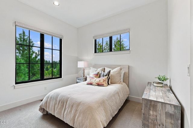 61901 Hosmer Lake Drive, Bend, OR 97702
