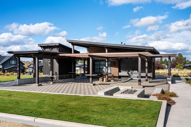 61901 Hosmer Lake Drive, Bend, OR 97702