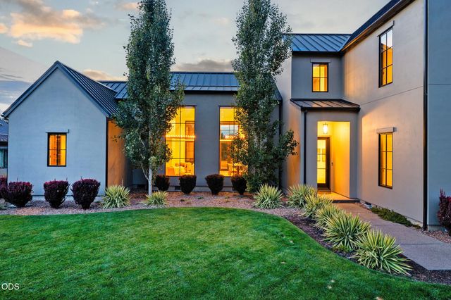 61901 Hosmer Lake Drive, Bend, OR 97702