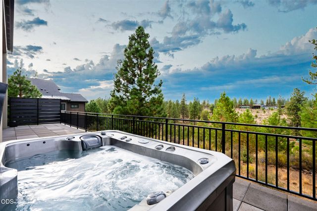 61901 Hosmer Lake Drive, Bend, OR 97702