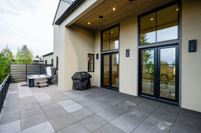61901 Hosmer Lake Drive, Bend, OR 97702