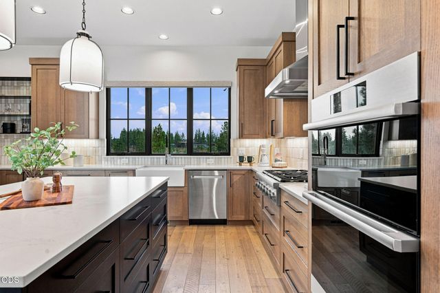 61901 Hosmer Lake Drive, Bend, OR 97702