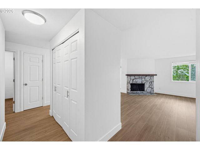 44 EAGLE CREST Dr 26, Lake Oswego, OR 97035
