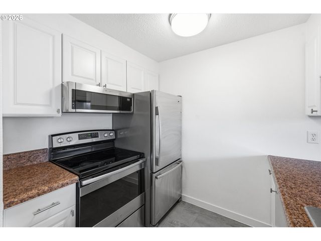 44 EAGLE CREST Dr 26, Lake Oswego, OR 97035