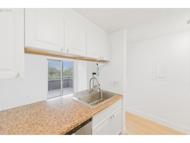 44 EAGLE CREST Dr 26, Lake Oswego, OR 97035