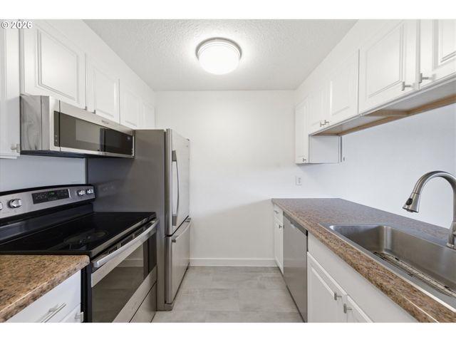 44 EAGLE CREST Dr 26, Lake Oswego, OR 97035