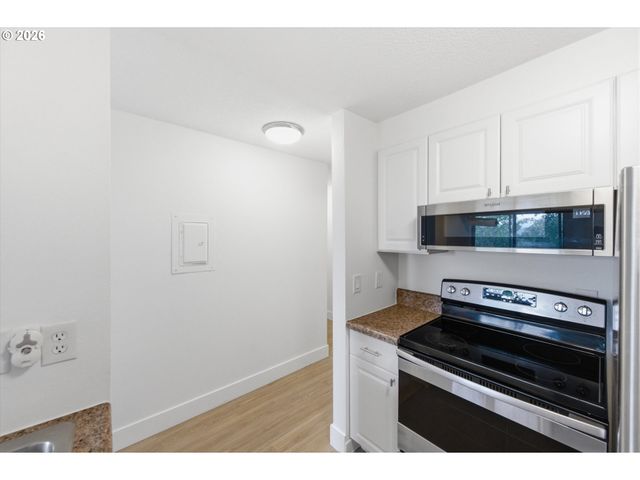 44 EAGLE CREST Dr 26, Lake Oswego, OR 97035