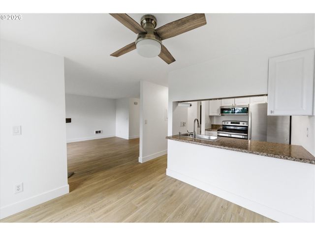 44 EAGLE CREST Dr 26, Lake Oswego, OR 97035