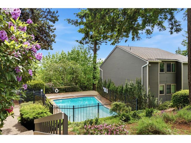 44 EAGLE CREST Dr 26, Lake Oswego, OR 97035