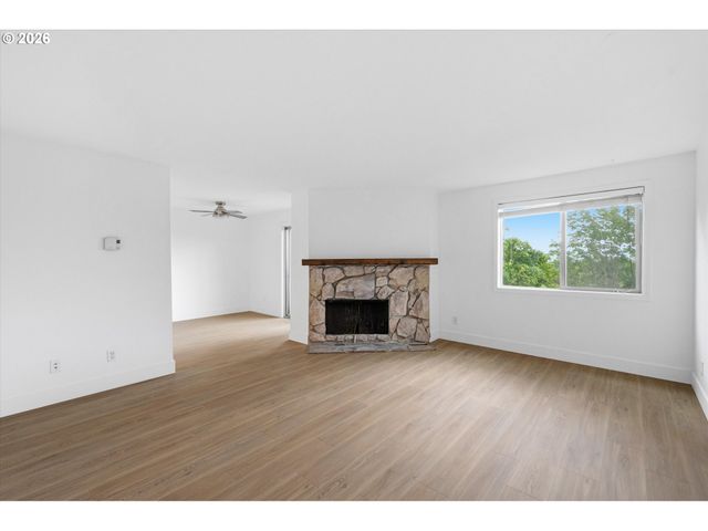 44 EAGLE CREST Dr 26, Lake Oswego, OR 97035