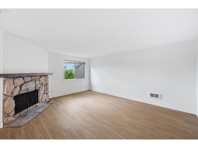44 EAGLE CREST Dr 26, Lake Oswego, OR 97035