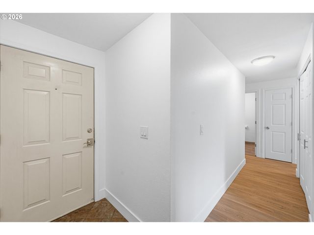 44 EAGLE CREST Dr 26, Lake Oswego, OR 97035