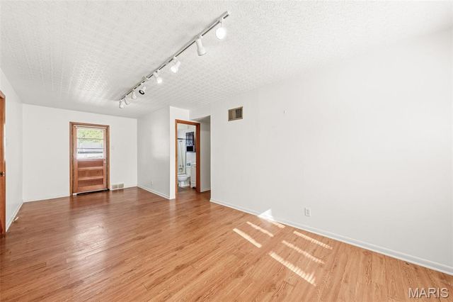 5267 Milburn Road, St Louis, MO 63129