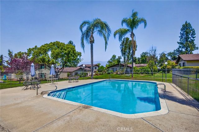 17 W Palm Lane, Redlands, CA 92373
