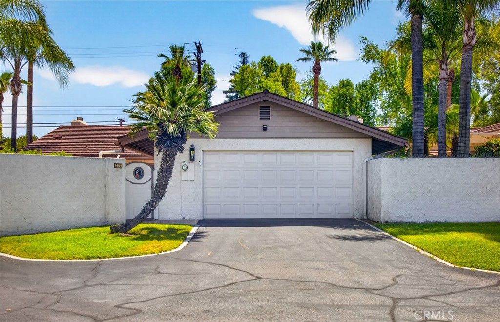 Image 1 of property listing at 17 W Palm Lane, Redlands, CA 92373