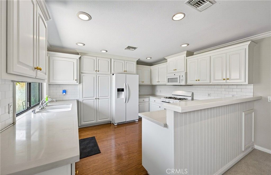 Image 11 of property listing at 17 W Palm Lane, Redlands, CA 92373