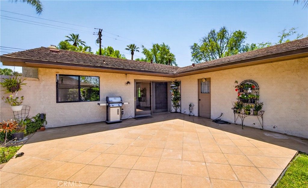 Image 21 of property listing at 17 W Palm Lane, Redlands, CA 92373