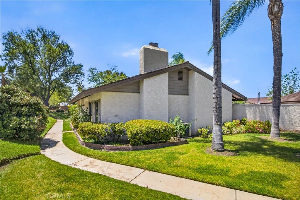 Image 3 of property listing at 17 W Palm Lane, Redlands, CA 92373