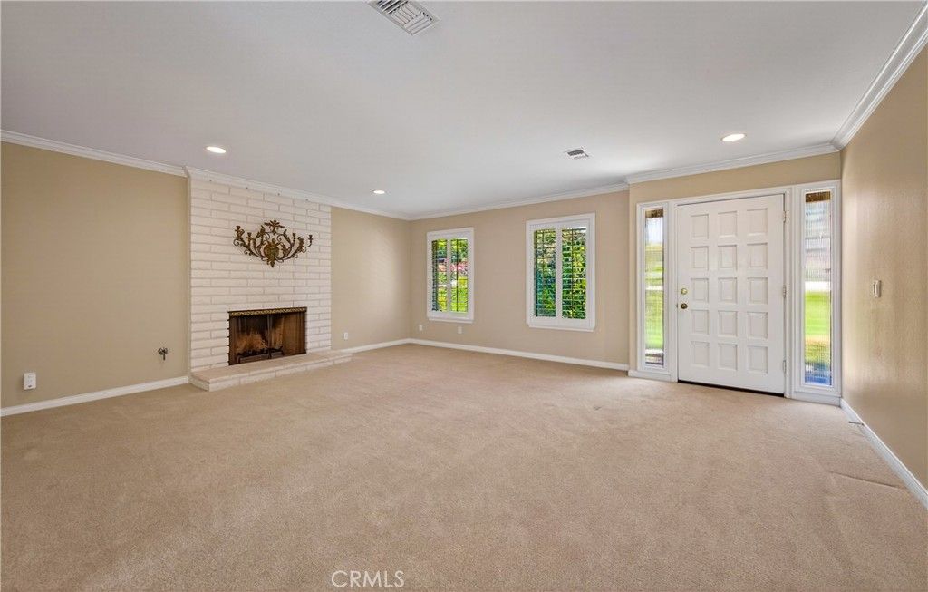 Image 5 of property listing at 17 W Palm Lane, Redlands, CA 92373