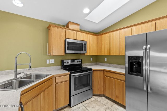 N 613 Iler St, Moxee, WA 98936