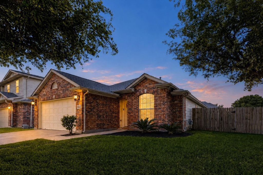 7039 Primrose Road, Baytown, TX 77521