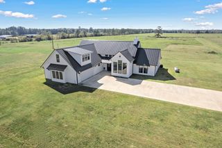 31395 Sh 105, Sour Lake, TX 77659