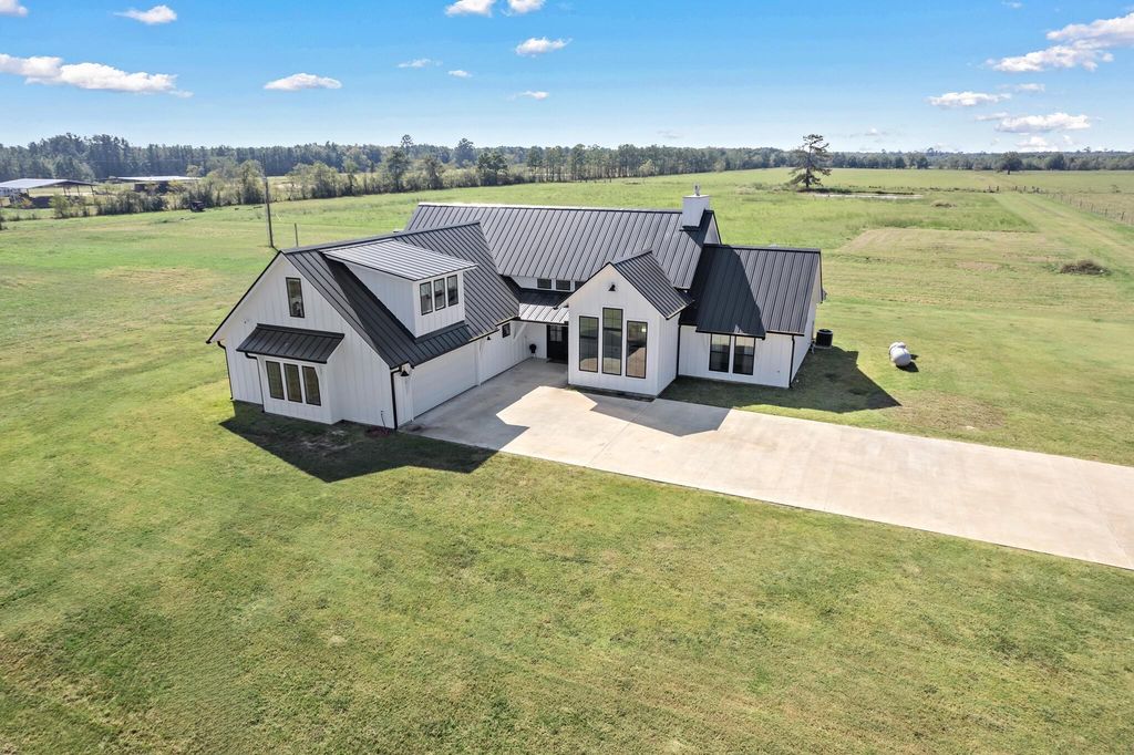 31395 Sh 105, Sour Lake, TX 77659