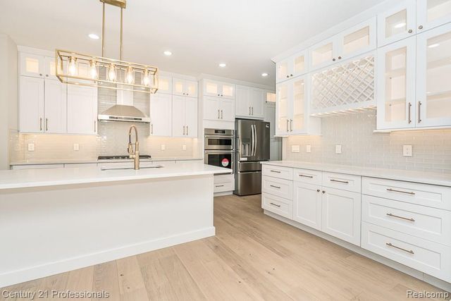 53242 Eastbourne Drive, Shelby Charter Township, MI 48316