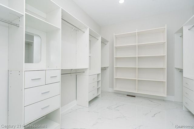 53242 Eastbourne Drive, Shelby Charter Township, MI 48316