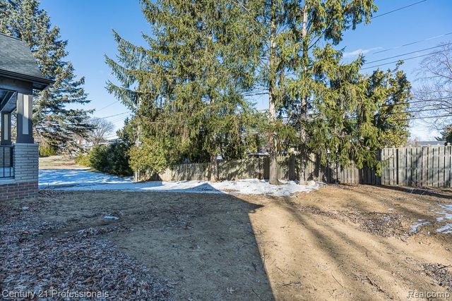 53242 Eastbourne Drive, Shelby Charter Township, MI 48316