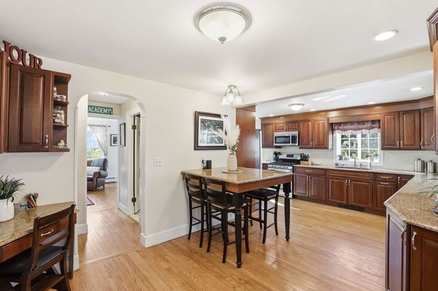 129 Academy Ave, Weymouth, MA 02188