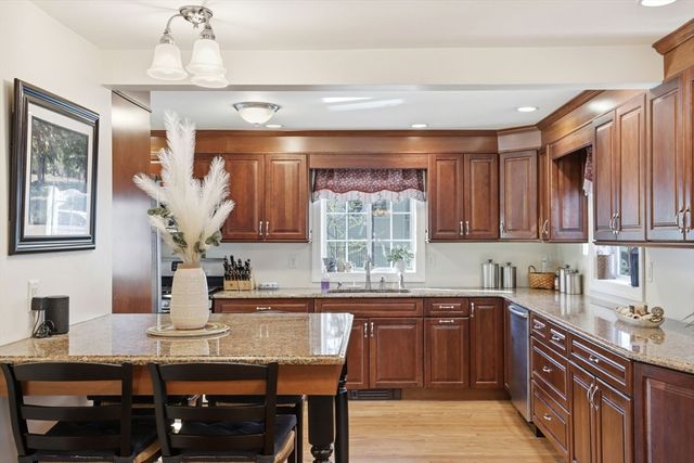 129 Academy Ave, Weymouth, MA 02188