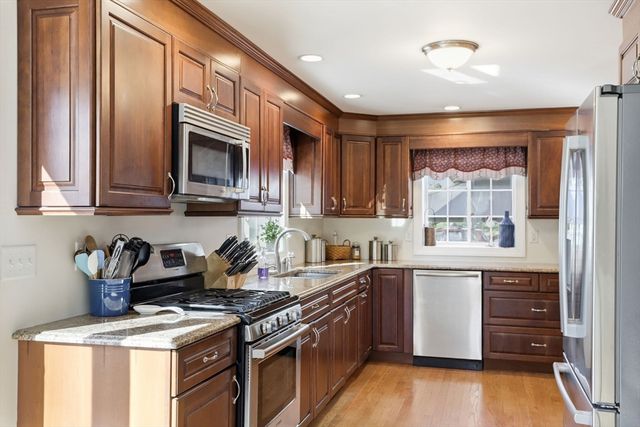 129 Academy Ave, Weymouth, MA 02188