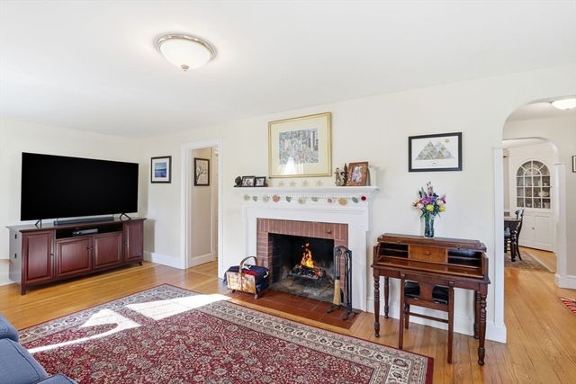 129 Academy Ave, Weymouth, MA 02188