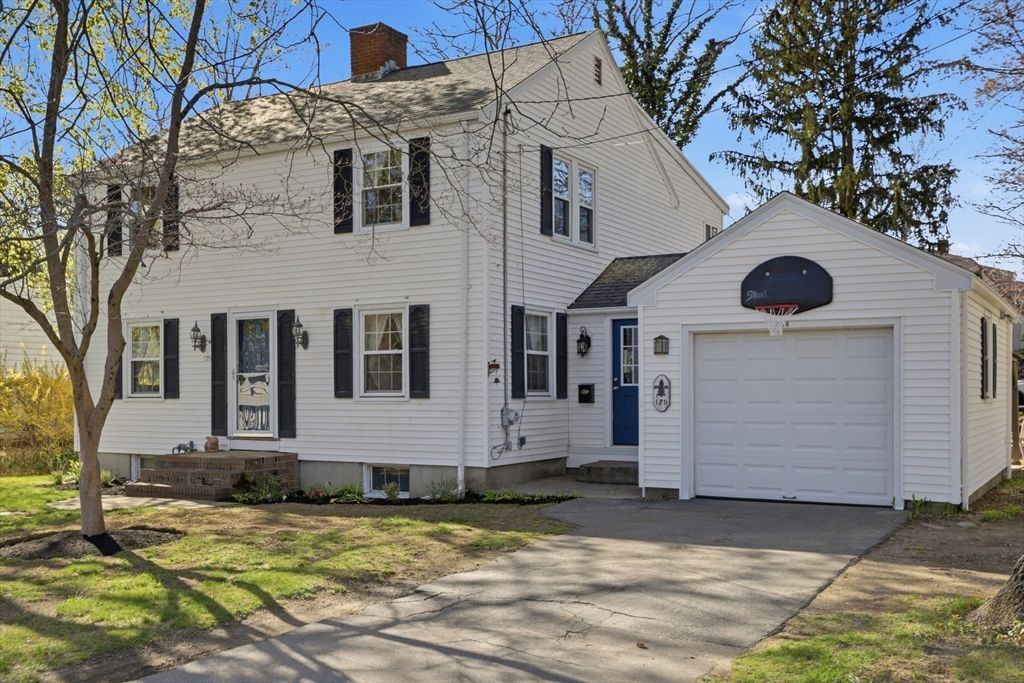 129 Academy Ave, Weymouth, MA 02188
