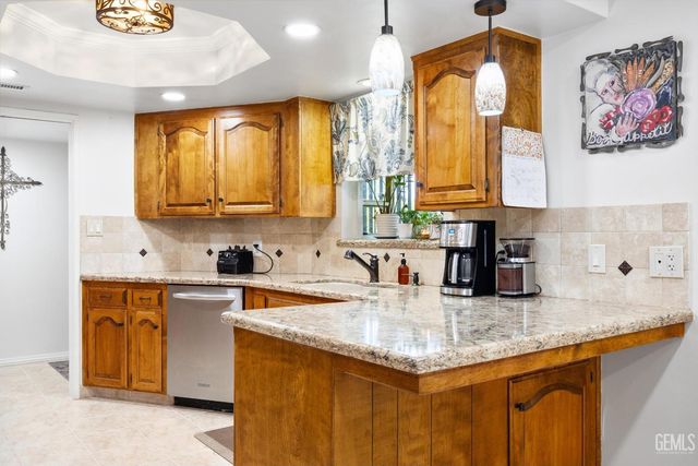 7008 Hooper Avenue, Bakersfield, CA 93308