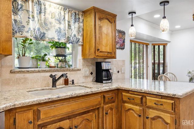 7008 Hooper Avenue, Bakersfield, CA 93308