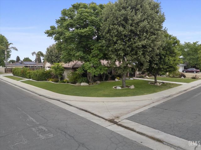 7008 Hooper Avenue, Bakersfield, CA 93308