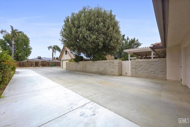 7008 Hooper Avenue, Bakersfield, CA 93308